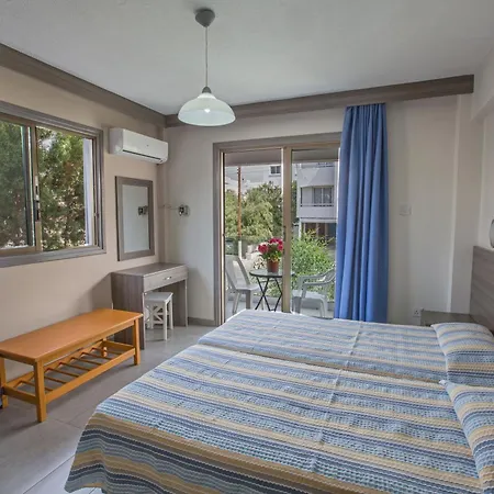 Helle Mit Balkon * Ajía Nápa