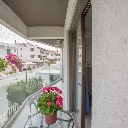 Helle Mit Balkon Appartement Agia Napa
